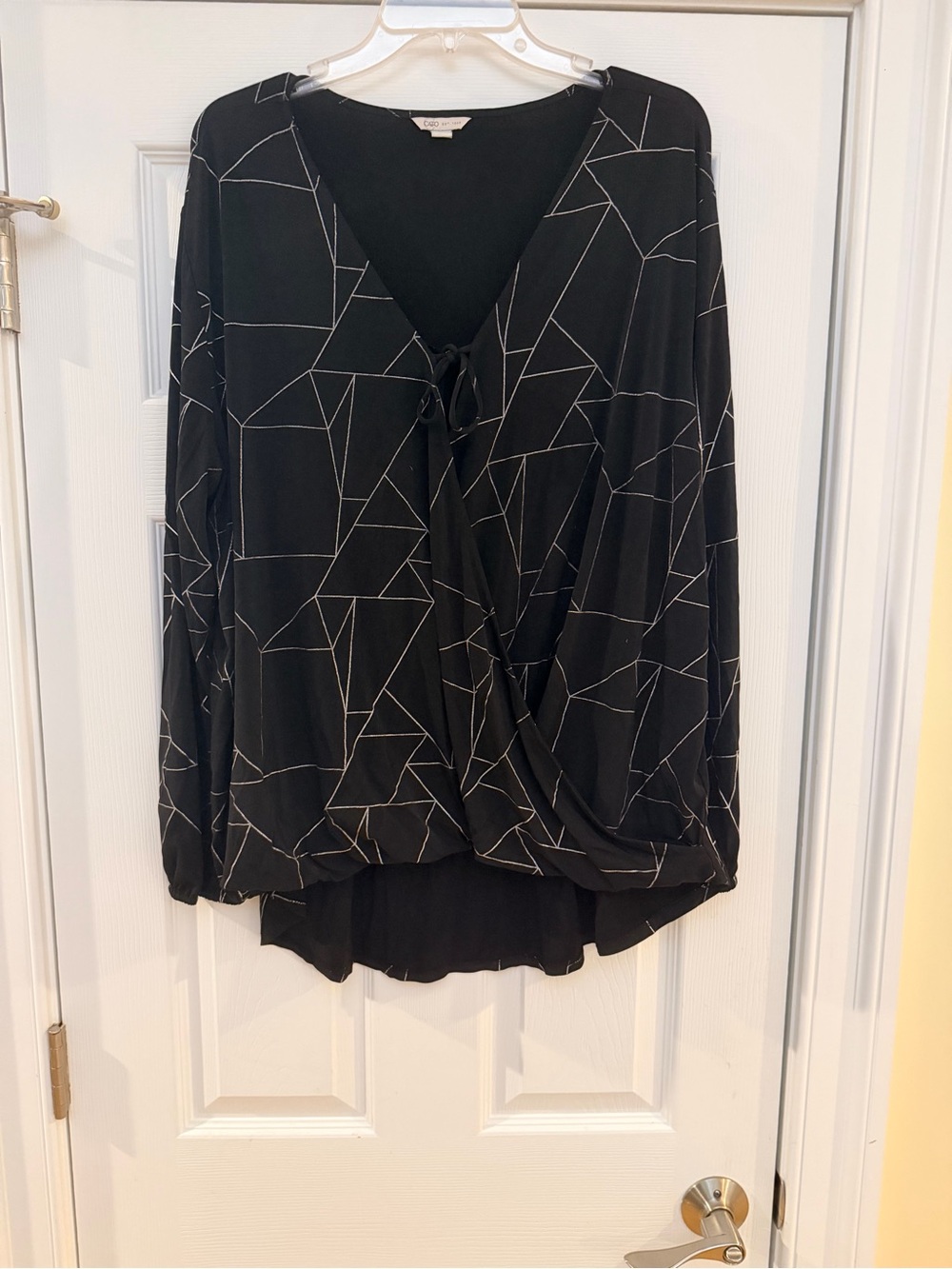 Women's Size 18/20W "Cato" Black Geometric Wrap-Style Top Blouse GUC